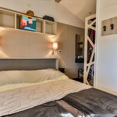 Mobil-home Dans Parc Residentiel *