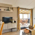 Mobil-home Dans Parc Residentiel *