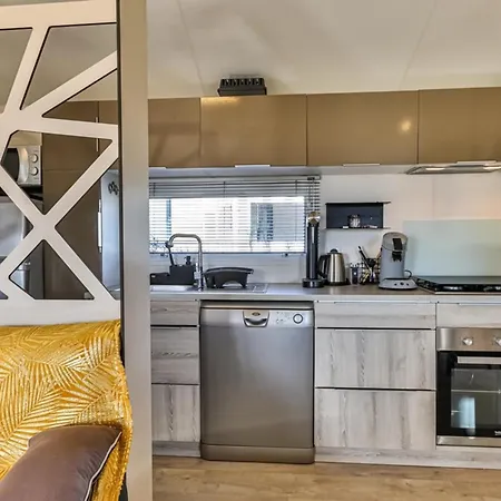 Mobil-home Dans Parc Résidentiel *