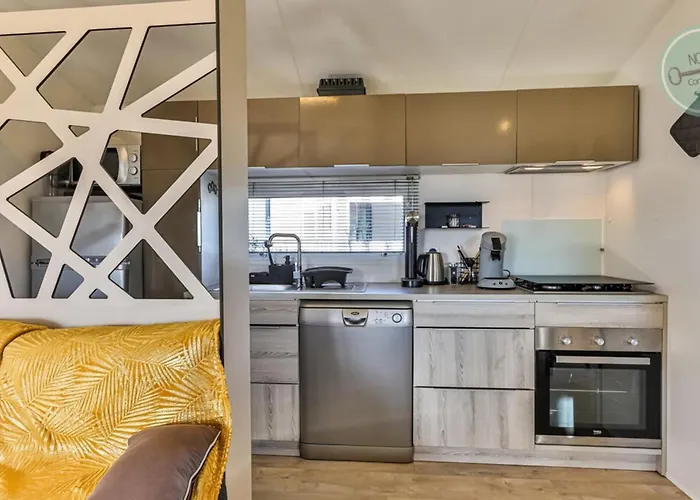 Mobil-home Dans Parc Residentiel *